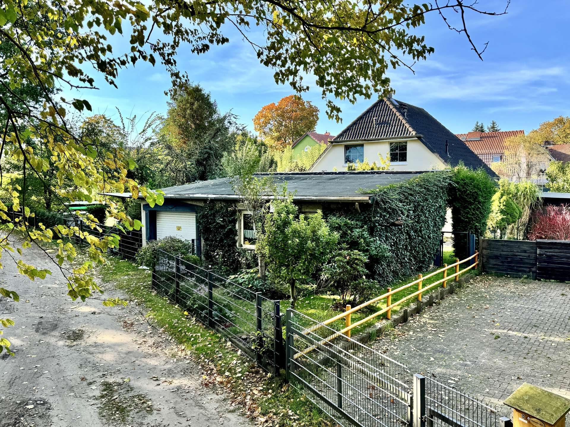 Straßenfront mit Bungalow, Garage und Carport