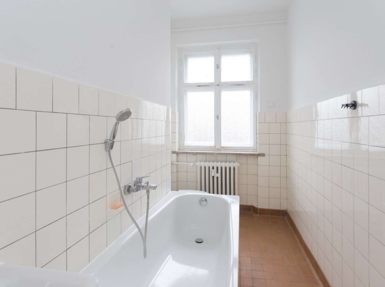 Bad mit Badewanne und Fenster