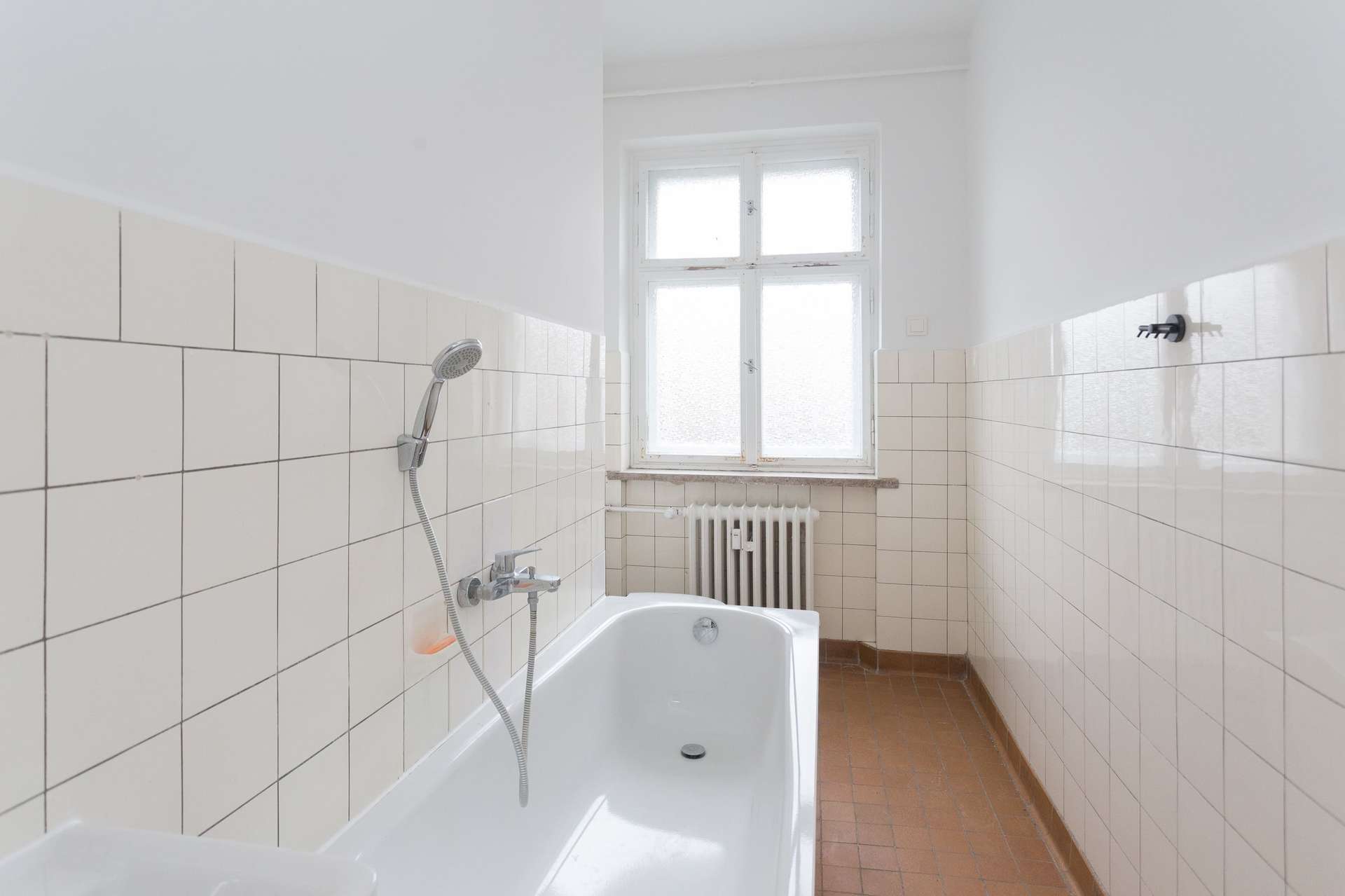 Bad mit Badewanne und Fenster