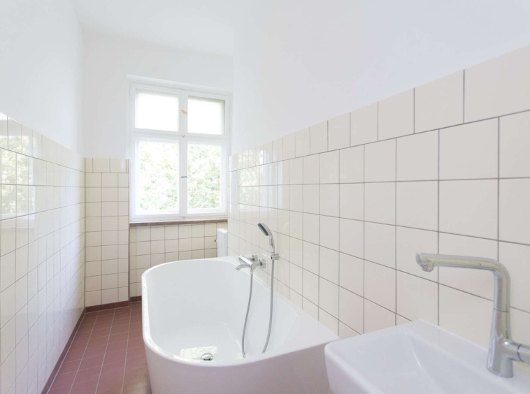 Saniertes Bad mit Badewanne